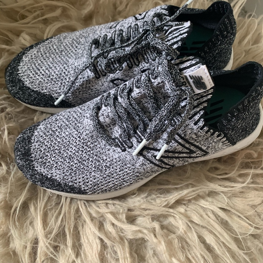 Tennis shoes